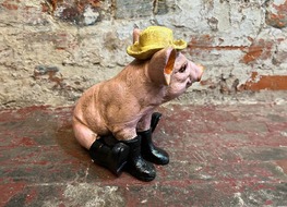 sitting pig with boots